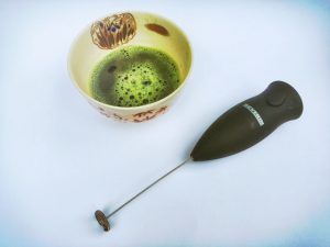 Matcha-Tee mit Quirl Sabine Schwarz