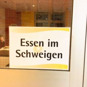 frauseele-essen-im-schweigen