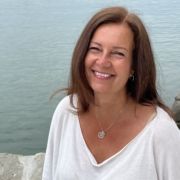 Sabine nennt mich gerne die Seelen-Stimme unseres gemeinsamen Projektes, da ich voller Freude und intuitiv unseren Podcast spreche - und es Liebe zu singen und zu tönen. Hier bei FrauSeele und in meiner Praxis als Heilpraktikerin für Psychotherapie begleite ich Frauen in Zwiten des Wandels mit meiner therapeutischen Erfahrung, Herz und Tiefgang.